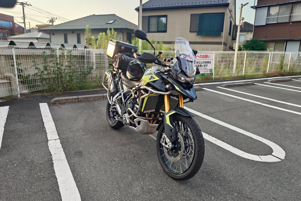 hiro11_Tiger900's tweet photo. バイク乗りの朝は早いとな🏍️
NEWヘルメットとともにでっぱつ！ https://t.co/Ko7Dnvl2XC
