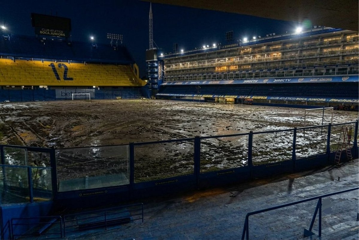 lanucadeguerra's tweet photo. @Nicoambrogi Faltó la foto de anoche de como estaba el cesped con la lluvia https://t.co/bXnwmai90v