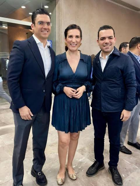AlmMiguelito's tweet photo. Oigan Srs.  De @AccionNacional  ¿y si le pagan un curso de COMPRENSIÓN LECTORA  a @kenialopezr  y deje de hacer el ridiculo hablando de CENSURA? 
¿o solo es OTRA MÁS QUE NO HA LEIDO LA LEY ? https://t.co/hP7Q4bWNX4