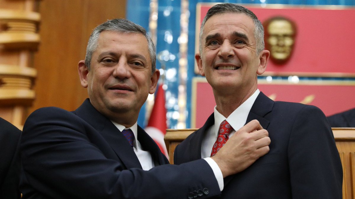 bulentgrsy's tweet photo. Serap Belovacıklı, Ümit Dikbayır ile konuştuğunu ve 14 Ağustos’ta AKP’ye geçeceğini doğruladığını yazdı.

Dikbayır'ın AKP ile ilgili yazdıkları söyledikleri halen kayıtlarda. Çözüm sürecine dair sözleri vs.

Bir de Kılıçdaroğlu'na dönük 2023 seçimi öncesi yaptıkları, söyledikleri..

Seçimin kaybedilmesine çalışanlardan.

Özgür Özel bütün bunlara rağmen Dikbayır'a CHP rozeti takmıştı.

Bir gün o da gider mi acaba?..

Absürt...

@BelovacSerap 
@eczozgurozel