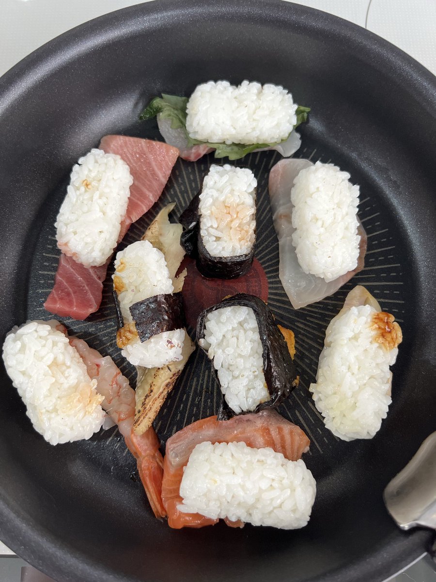 eittp1's tweet photo. これは浜焼きみたいで美味かった！！🫪🫪

一応冷蔵庫に入れてたものの賞味期限が12時間切れてて迷った挙句寿司の形のまま焼くことにした寿司！ https://t.co/9dufZEyBbJ