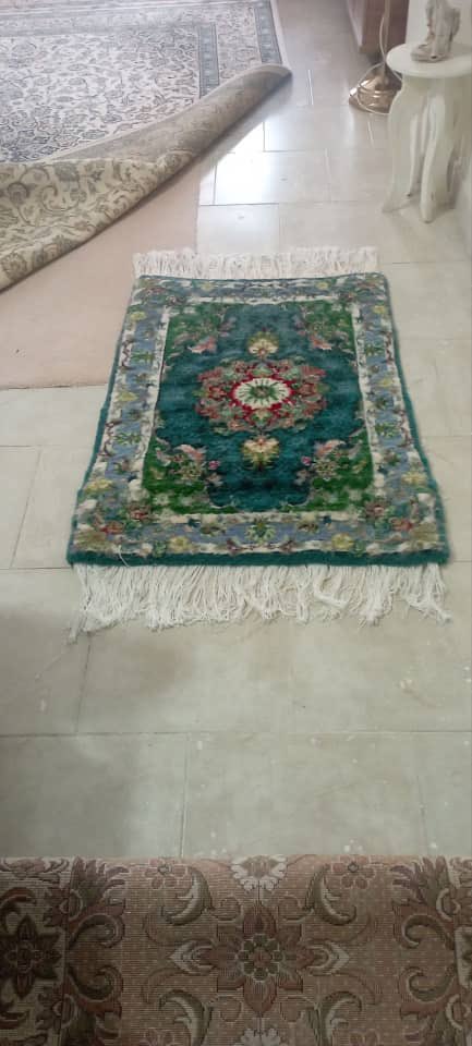 Zohreh11123084's tweet photo. دوستان ، بزرگواران، این قالی رو یه دختر خانمی که با مادرشون زندگی میکنن و دستشون تنگه بافته ، تازه این کار رو شروع کرده ، من خودم بابت شرایط الانم نمیتونم اینو ازشون بخرم اندازه ۸۰ در ۱۱۵ هست ، سپاسگزار میشم کمک کنید فروش بره ، ریتوییت کنید لطفا، مهرتون برقرار🙏🏻 https://t.co/oeguHeEF3l
