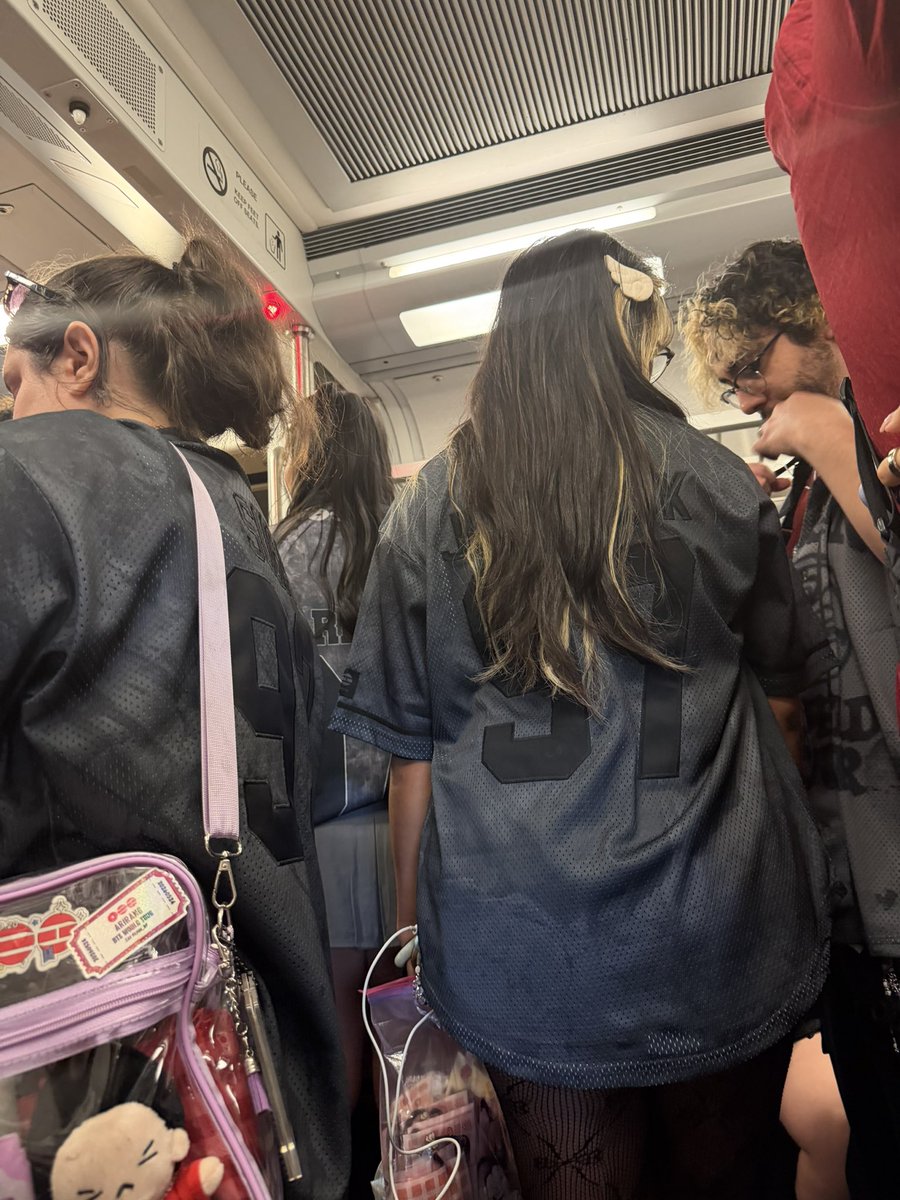 kookrev's tweet photo. GENTE HÁ MUITOS ARMYS NO METRÔ 😭 https://t.co/LLwREDmGIw
