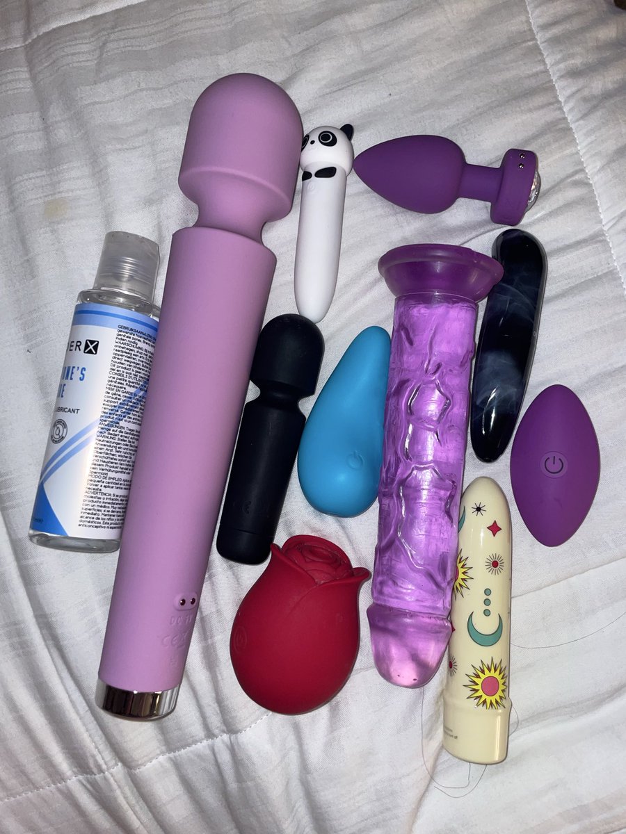 hornymantis's tweet photo. which one would you like to use on me? https://t.co/Fd4HFZMNij