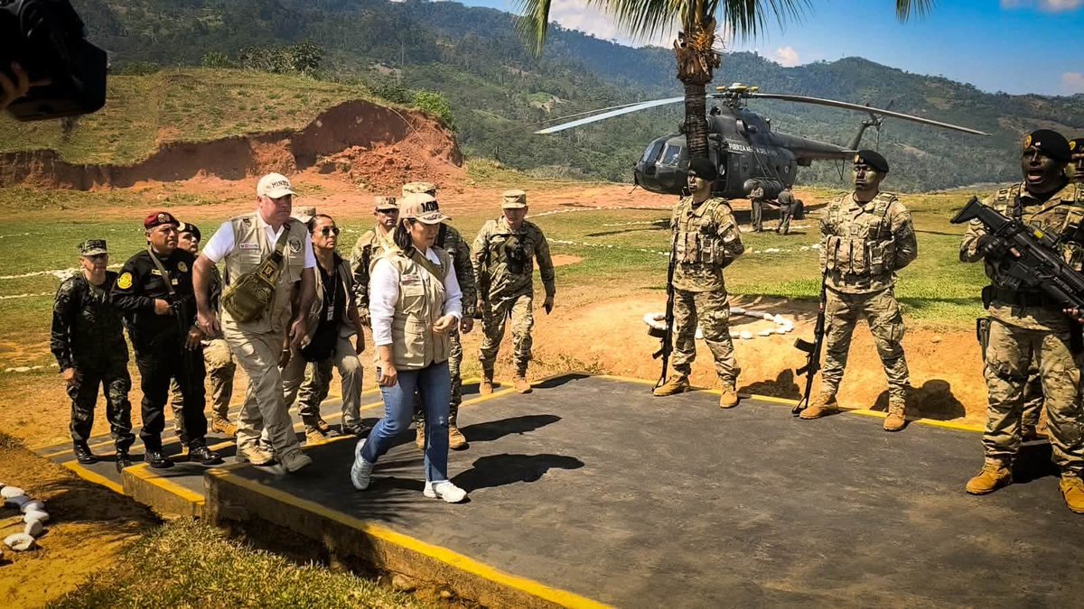 EjercitoPeru's tweet photo. La presidenta de la República, Keiko Fujimori, visitó el Batallón Contraterrorista N° 79 – Valle Esmeralda, de la 31a Brigada de Infantería del Ejército del Perú, donde conoció el despliegue operativo y reconoció el compromiso del personal en el #VRAEM. https://t.co/MPdrr3aauO