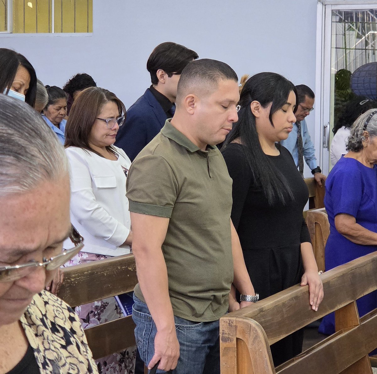 VerdadAdventist's tweet photo. Familia Central San Salvador ⛪ 

Tuvimos la bendición de contar con el Pr. Abner de los Santos, Presidente de @AdventistasDIA con el desarrollo del tema: EL DIOS VIVO ESTÁ CON NOSOTROS ✨️

#verdadadventista #adventistas7sv #adventistasdia #familiaadventista @AdvCentralSS https://t.co/3fFRhOcyM4