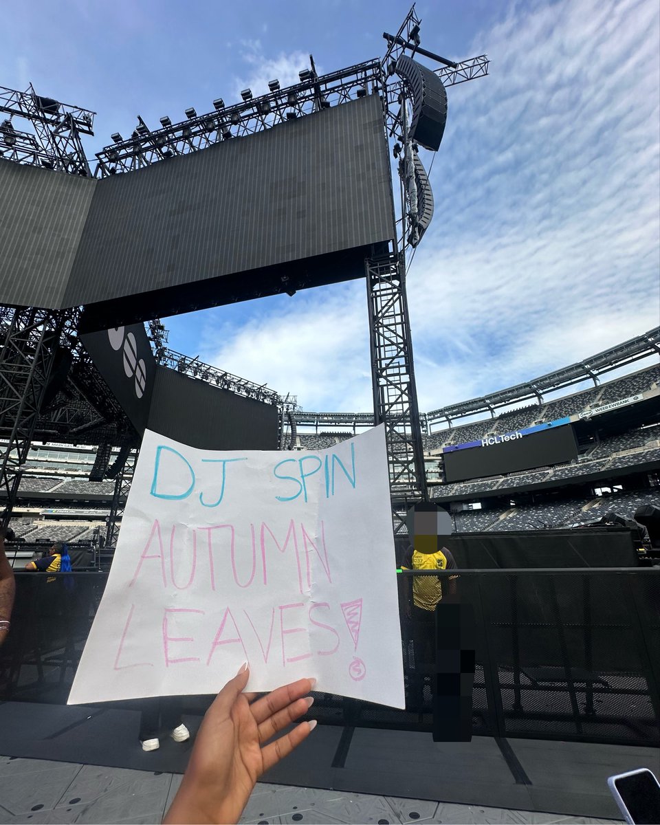 namuszn's tweet photo. Dj wrote down my sign, saw the crowd scream when I turned my sign around and came back to write it down again METLIFE WE’RE GETTING AUTUMN LEAVES https://t.co/F08PPEyIOw
