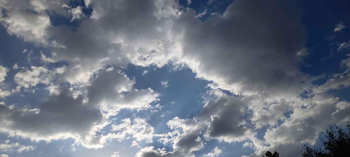 AMAC3005's tweet photo. El cielo es precioso, entiendo porque Shikamaru deseaba ser una nube ... https://t.co/Jzg4c59PKQ
