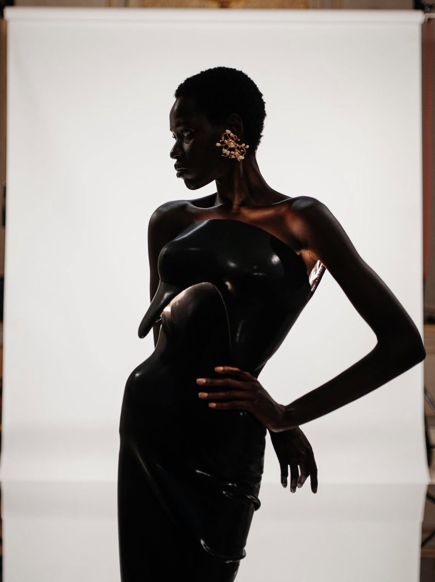 jacquemusx's tweet photo. Awar Odhiang backstage at the latest Schiaparelli Couture show 🖤 https://t.co/hmpvGXuUZ7