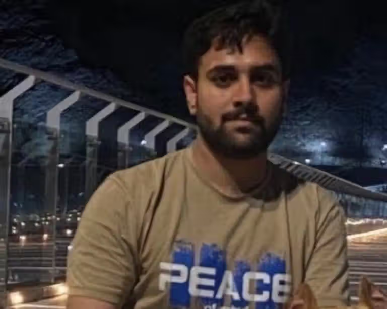 MarianoGiustino's tweet photo. La Repubblica islamica ha impiccato anche il giovane manifestante Arvin #Khairkhah, 20 anni, imprigionato a #Shahrood. Arvin era un manifestante arrestato durante le rivolte anti regime di gennaio scorso, condannato a morte per "Moharebeh" e impiccato questa mattina all'alba al grido di Allahu Akbar.  
La famiglia del giovane si era riunita e aveva organizzato un sit-in davanti al carcere venerdì sera per protestare contro questa sentenza.
Negli ultimi giorni, la provincia di #Isfahan è stata al centro di uno dei più estesi casi di esecuzioni pubbliche di giovani manifestanti arrestati per aver partecipato alla rivolta popolare contro la "repubblica" islamica.
Il fulcro di queste esecuzioni è il caso noto come "Piazza Alikhani" a Isfahan, in cui 12 detenuti sono stati condannati a morte con l'accusa di "moharebeh". Abolfazl Sepahibadjani e Amirhossein Safari sono stati impiccati pubblicamente in Piazza Alikhani. Prima di loro, erano stati giustiziati Erfan #Esfandiari e Gol Mohammad #Mohammadi, altri due imputati dello stesso caso.
Ora sono nel braccio della morte almeno altri 60 giovani manifestanti