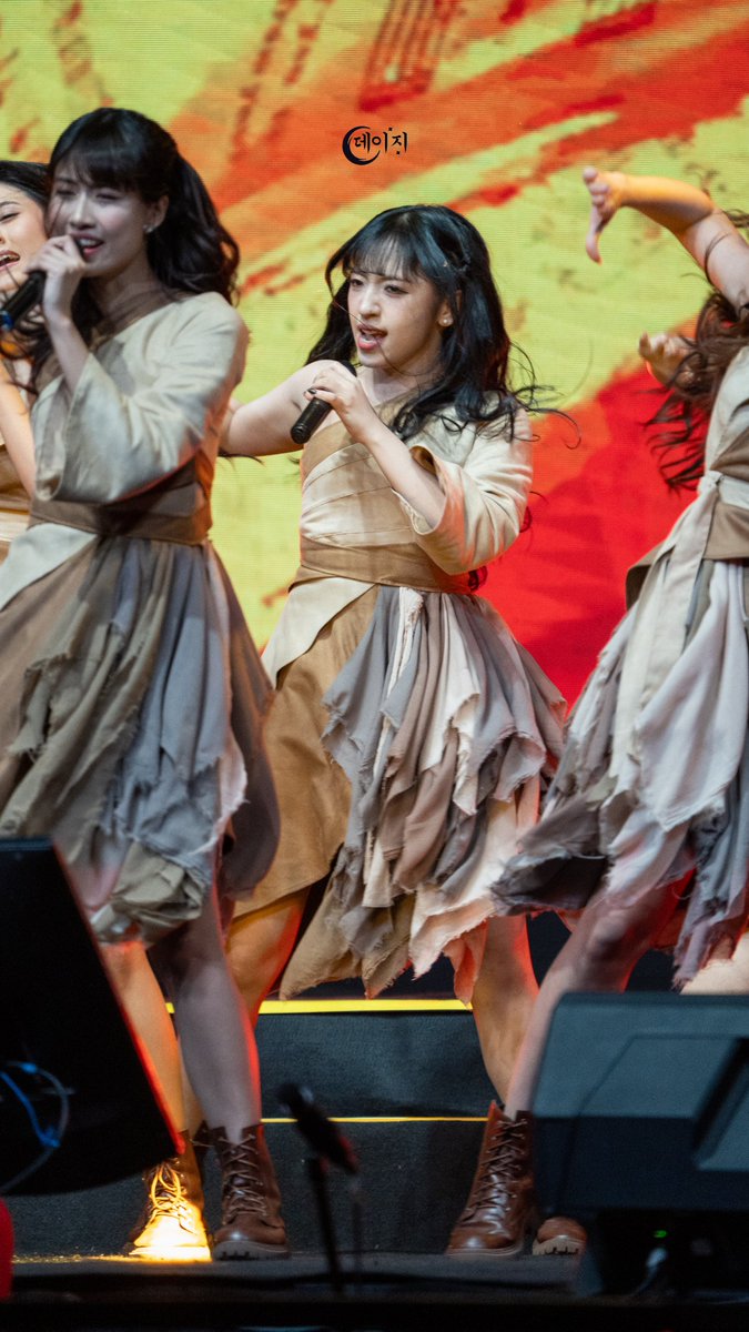 LunaliseuDeiji's tweet photo. 𝘍𝘪𝘦𝘳𝘤𝘦 𝘋𝘢𝘯𝘤𝘪𝘯𝘨🔥 (2)

Happy #SaturDaisy yang telat 4 jam, Maaf deh🙏🏻
@Daisy_JKT48

MnG "Love Dream Passion" | 230526

#LunarisArchives #데이지 #DaisyJKT48 #DesyNatalia https://t.co/2DLtW3WGcf