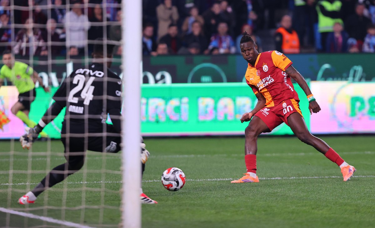 buzzspor's tweet photo. Newcastle United, Wilfried Singo'ya teklif yaptı ancak oyuncu reddetti. 

Singo, Galatasaray'da bir sezon daha oynayıp Premier Lig'in top 6 takımına gitmek istiyor. 

Singo, Inter'i de Newcastle'ı da bu yüzden reddetti. 

(Ali Naci Küçük) https://t.co/2dMbnv1hU3