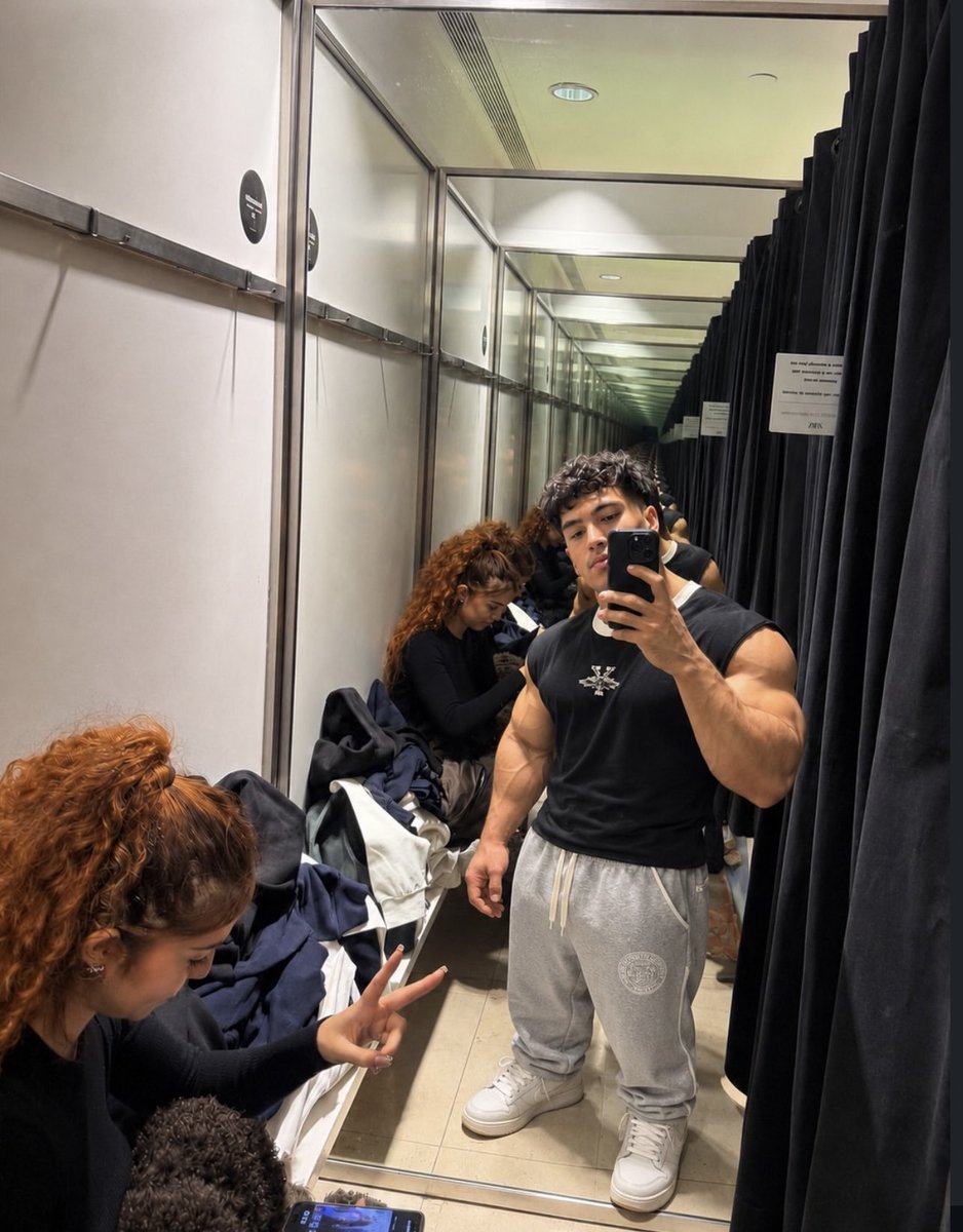 metrofive5's tweet photo. Built in the gym. Enjoying the results 🌊💪 https://t.co/svtrZBDxXH