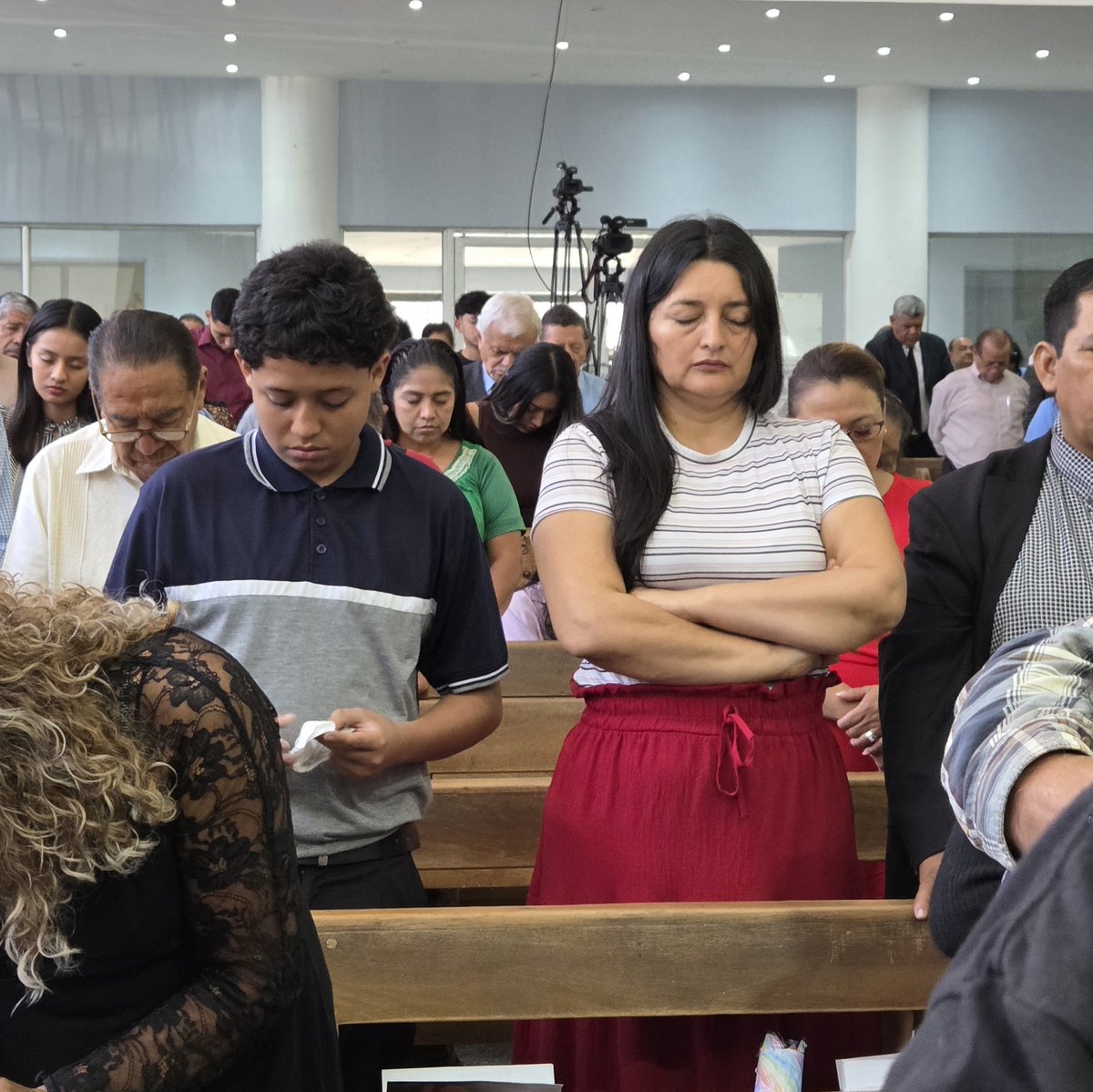VerdadAdventist's tweet photo. Familia Central San Salvador ⛪ 

Tuvimos la bendición de contar con el Pr. Abner de los Santos, Presidente de @AdventistasDIA con el desarrollo del tema: EL DIOS VIVO ESTÁ CON NOSOTROS ✨️

#verdadadventista #adventistas7sv #adventistasdia #familiaadventista @AdvCentralSS https://t.co/kqGAo0S3QN