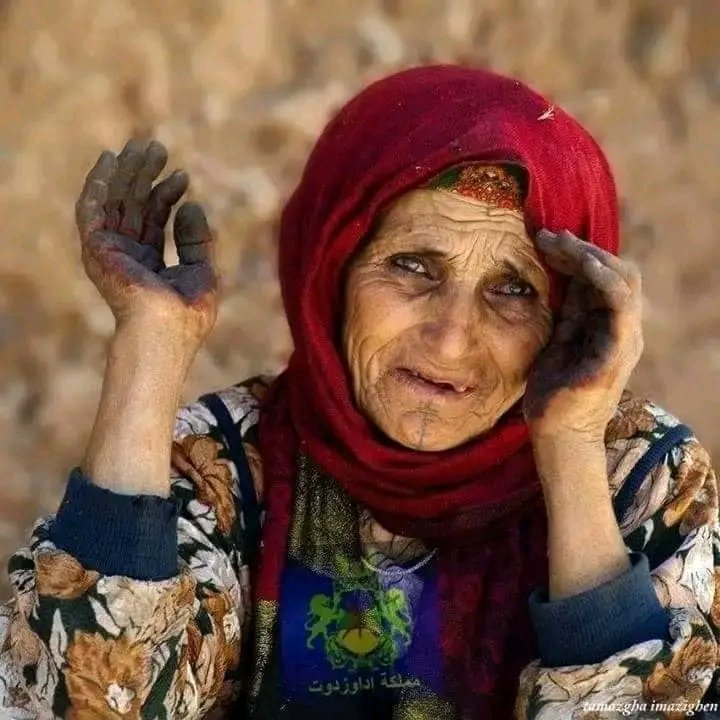 Huseinalfdl's tweet photo. #قصة_الليلة 

قصة مؤثرة سيبكي من يقرأها سواء كان بارا بوالديه 
أو مقصر في حقهما.
نسأل من الله التوفيق والسداد 
👇
سقط كوب الحليب من يدها وانكسر 
فصرخ ابنها في وجهها وترك الغرفة غاضبا
فكتبت له رسالة صغيرة 
وعندما عاد ابنها وجدها نائمة على كرسيها 
كالعادة والخطاب في حجرها فأخذه وقرأه

ابني وحبيبي :
أنا اسفة .. فقد أصبحت عجوزا .. 
ترتعش يدي فيسقط طعامي على صدري
ولم أعد أنيقة جميلة الرائحة !!
فلا تلمني
وأنا لا أقوى على لبس حذائي !!
فساعدني
و لا تحملني قدماي الى الحمام !!
فامسك يدي

وتذكر كم أخذت بيدك لكي تستطيع أن تمشي
ولا تملّ من ضعف ذاكرتي وبطء كلماتي
فسعادتي من المحادثة الآن فقط أن أكون معك

فضحكاتك كانت تفرحني
عندما كنت صغيرا 
فلا تحرمني من ابتسامتك الان 
فأنا ببساطة أنتظر الموت !!!
لقد كنت معك حين ولدتك 
فكن معي 
حين أموت !!

مسح الابن دموعه في طرف ثوب امه 
واخذ يقبل يدها ويقول لها سامحيني

ولكن كانت يدها باردة كالثلج 
لقد ماتت الام فارقت الحياه

لذلك (اكرم أباك وأمك لكى تطول أيامك على الأرض
هكذا الحياة)

الكاتب : د أنيسة محمد العمودي 
المصدر : صفحتها في الفيسبوك