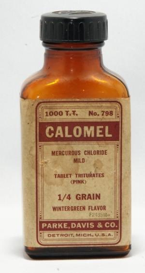 MumukshuSavitri's tweet photo. Covering up Syphillis scars was also the primary reason for the rising popularity of high collars and ruffs in British fashion. Wigs would cover up the signs of baldness and head sores - the 2nd stage of syphilis on one's head while powder would cover the rash on one's face and high collars or ruff would cover the signs on one's neck. (Like Elizabethan collars)

Even more crazy - for 400 years the British thought mercury could  treat syphilis. From the 16th c. to early 20th c., mercury was the primary medical treatment for syphillis across Britain. The practice even created a famous British public health warning: "A night with Venus, a lifetime with Mercury" about how a brief sexual encounter would mean years of toxic treatment. 

British doctors gave patients blue mass pills, “grey ointments”, vapor Baths to inhale toxic mercury fumes and even liquid mercury solutions injected directly into muscles (Urethral syringes with traces of mercury were found in the remains of Blackbeard’s ship) 😳

The mercury would trigger heavy salivation, sweating, and vomiting, and the doctors thought these violent reactions were signs of the body purging out the “syphilitic poisons”.  

Of course in reality, this was nothing else but the symptoms of severe mercury poisoning. 

The "cure" was so horrible that it proved worse than the disease itself. Patients had terrifying side effects like loose teeth, rotting jawbones, huge severe mouth ulcers, tremors, blindness, and insanity, besides kidney and organ failure leading to death 

Mercury was phased out in Britain after 1910.