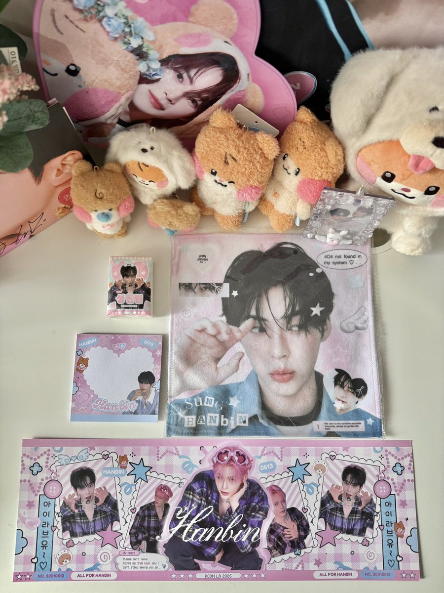 VALENDlNO's tweet photo. ᨳ ⋆˙⟡ 𝙆𝘾𝙊𝙉 𝙇𝘼 𝙛𝙧𝙚𝙚𝙗𝙞𝙚𝙨 (𝙥𝙖𝙧𝙩 𝙤𝙣𝙚)
↳ zb1 hanbin fan support by @VALENDlNO 

🗓️ 8.15 

★ time and location TBA 
★ total quantity: 100 
★ rt + like to claim 

#KCONLA2026 #ZEROBASEONE #성한빈 #SUNGHANBIN #ZB1 #KCON https://t.co/6BSNMVDfIj
