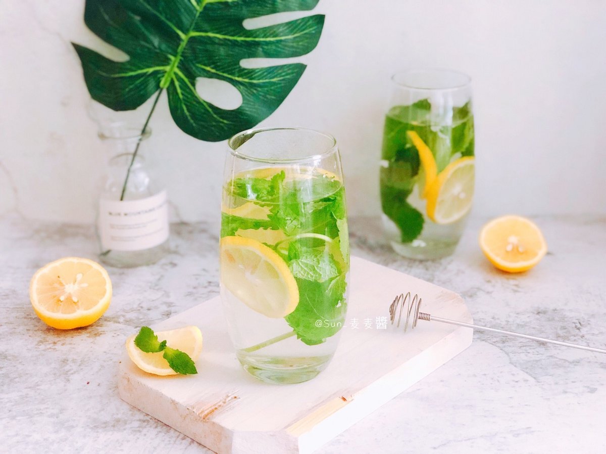 MaryGuerre16160's tweet photo. Tired of morning grogginess Whip up iced honey lemon green tea in 2 mins! Steep green tea bag, squeeze lemon, stir with honey, add ice. Refreshing boost ready to go https://t.co/3QXEMtseDu