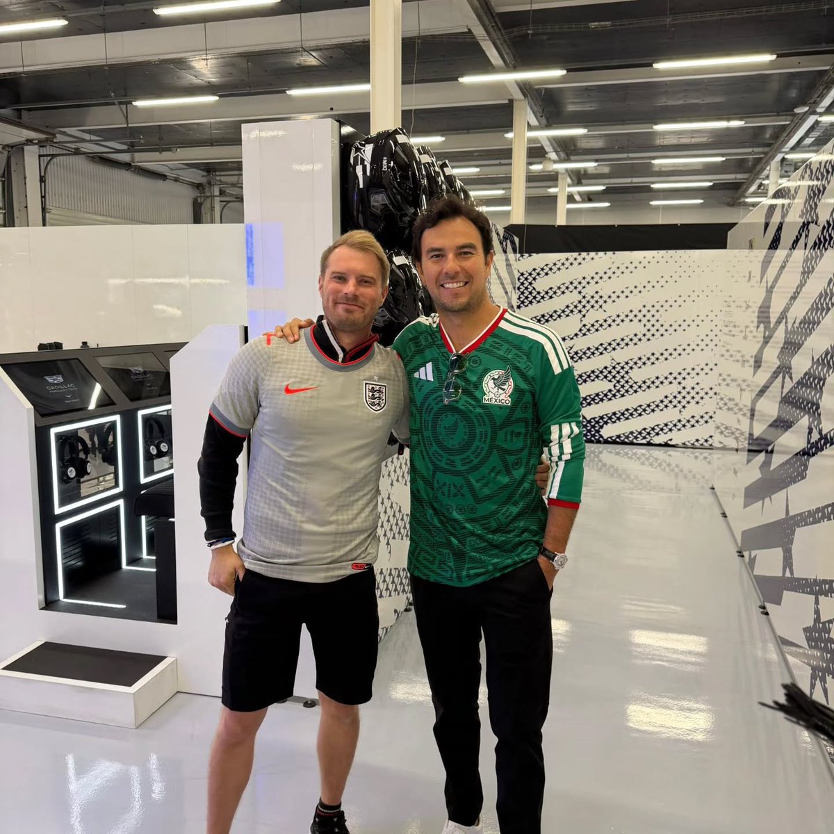 Checo_kingdom's tweet photo. Me encanta que aún seguimos recibiendo fotos de "It's not coming home" y resultó que se salaron ambos JAJAJAJJAJAJAJ😂

México 🤝🏻 Inglaterra https://t.co/63tWJTIIGF