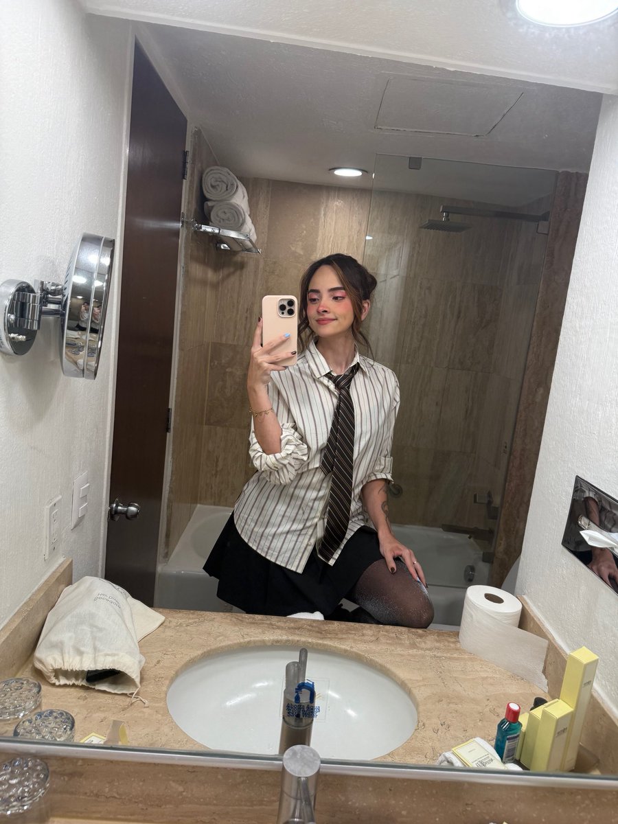 vickypalami's tweet photo. El outfit que me consiguió @rociodta que no pude presumir porque llovió todo el concierto 🕺🏽🪩 https://t.co/XlmGkZLRvk