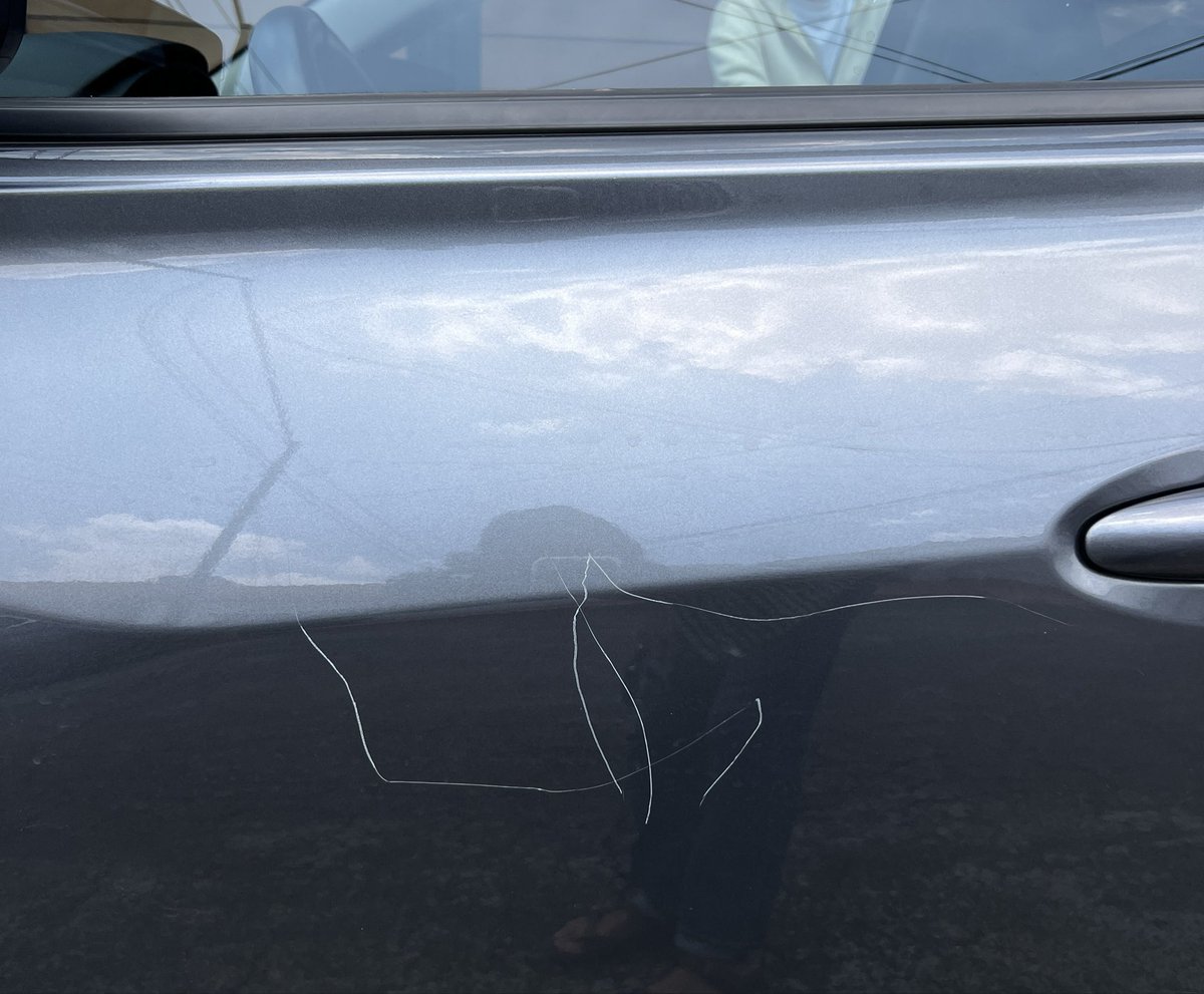 SamanthaSpind's tweet photo. ¿No que ya no más viene viene en CDMX? Le metieron un rayón a mi coche porque no quise dar $200 pesos a unos hambreados de los al rededores del estadio GNP por estacionarme en VÍA PÚBLICA. @SSC_CDMX https://t.co/ycdHurhwaS