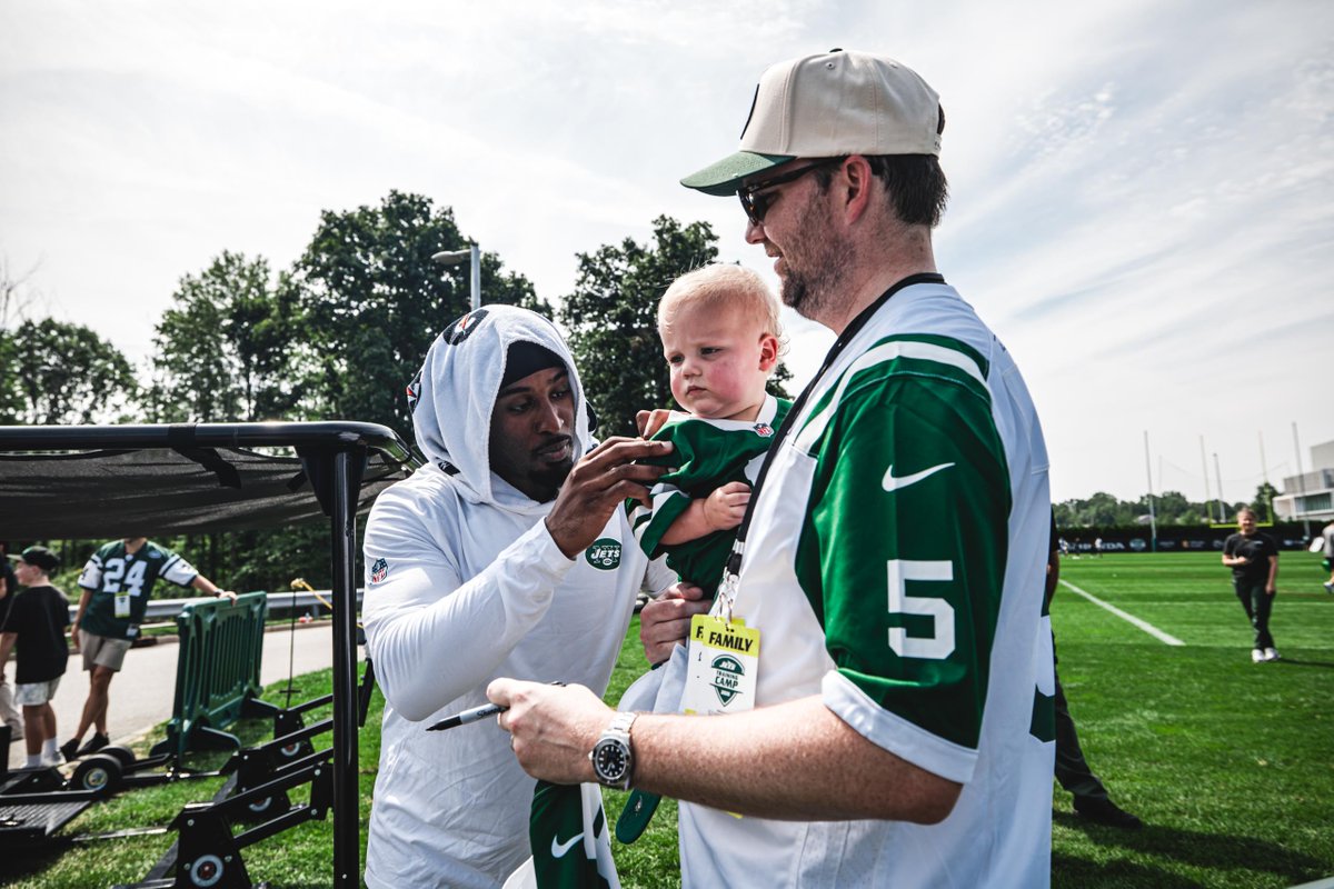 nyjets's tweet photo. Jets nation, you rock 🤘 https://t.co/vtssqRGATh