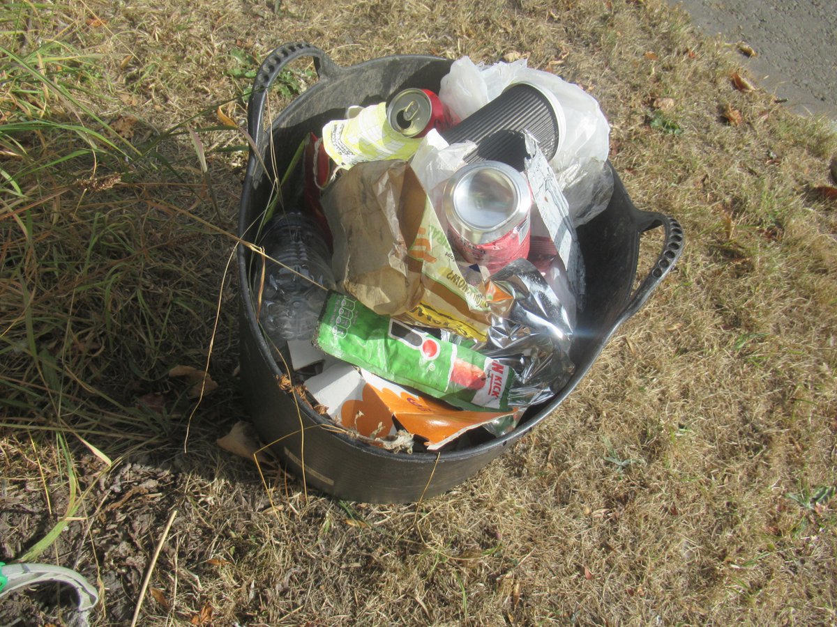 stillfoxy's tweet photo. @KeepBritainTidy @EdinburghPicker @LitterReporting
@LondonFM1 @eportsocial @mrpimlico
#EllesmerePort #litter    5 tubs of #litter from my patch but will be out again tomorrow to finish the job #McLitter https://t.co/zeWRHAYBoE