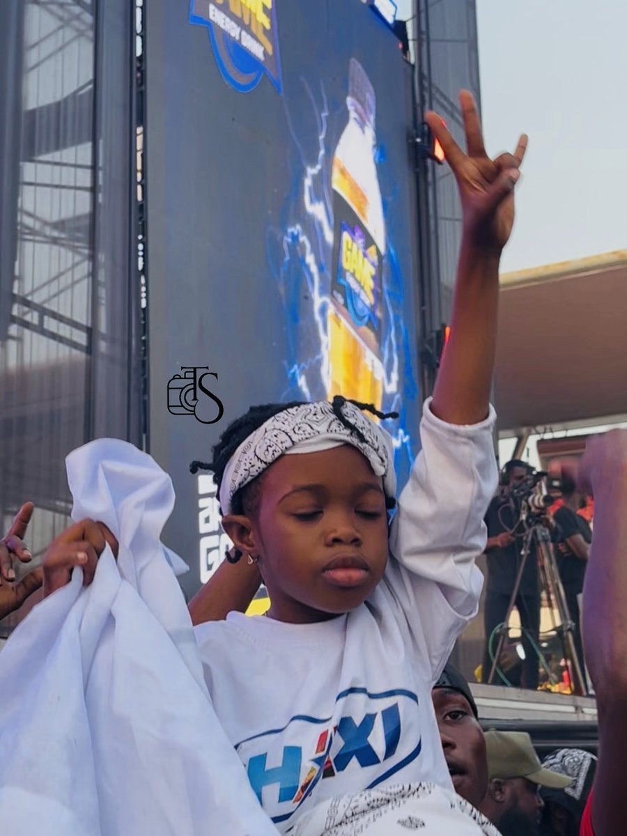 HighSpririt's tweet photo. SHATTA MOVEMENT 💫💫💫
#SM4LYF ♥️ https://t.co/kPIElWys7t