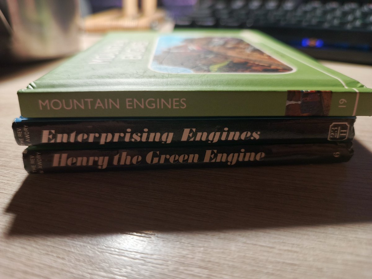 BoringSwaggie's tweet photo. Silly ahh books that I own :3 https://t.co/nyoGVarWiI