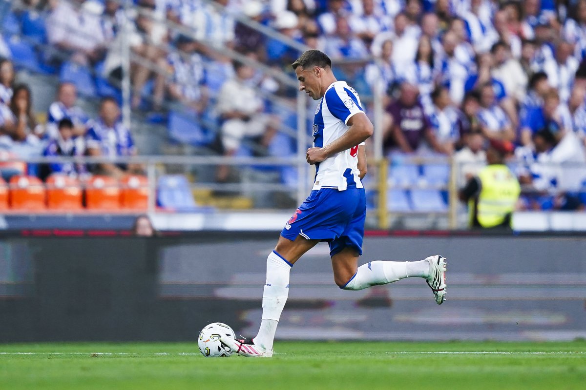 FCPorto's tweet photo. Informação clínica sobre Bednarek 👉https://t.co/vkiDJFGwvV

ℹDefesa apresentou queixas físicas, devido a lance provocado pelo mau estado do relvado do Estádio Cidade de Coimbra. https://t.co/3H8sbrqDIR