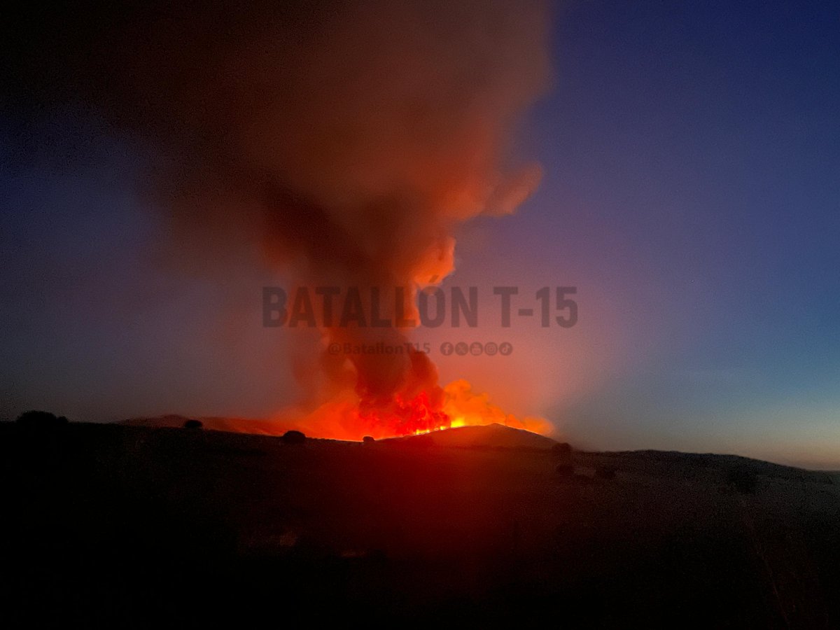 Batallont15's tweet photo. #Cáceres | Aspecto que presenta el #IFCasasDeMillán a las 22:45.

🔴 Se mantiene la evacuación de las poblaciones de Casas de Millán y Grimaldo.

📌 Situación Operativa 1 del Plan INFOCAEX.

⚠️ CORTES DE CARRETERA.
• SALIDA 505 (A-66) dirección Casas De Millán-Grimaldo-Torrejoncillo-Coria.
• CC-167 Puerto los Castaños - Casas de Millán.
• N-630 (Grimaldo).