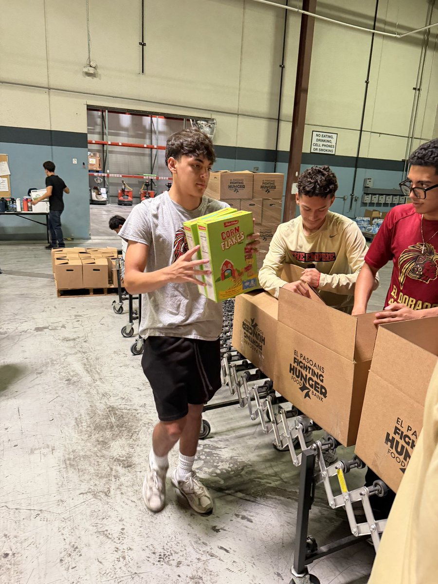 ElDoHoops's tweet photo. Our first OCC Community Champions event is in the books! Thank you to the EP Fighting Hunger Food Bank for giving our Aztecs the opportunity to give back to the community that has played a key role in who they are today. @EDAztecs_HS @Coach1Martinez @MHuante_AMS @SocorroISD #OCC https://t.co/e1v3hgbKJ4