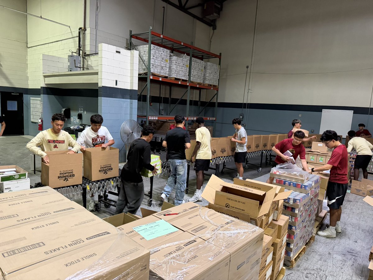 ElDoHoops's tweet photo. Our first OCC Community Champions event is in the books! Thank you to the EP Fighting Hunger Food Bank for giving our Aztecs the opportunity to give back to the community that has played a key role in who they are today. @EDAztecs_HS @Coach1Martinez @MHuante_AMS @SocorroISD #OCC https://t.co/e1v3hgbKJ4