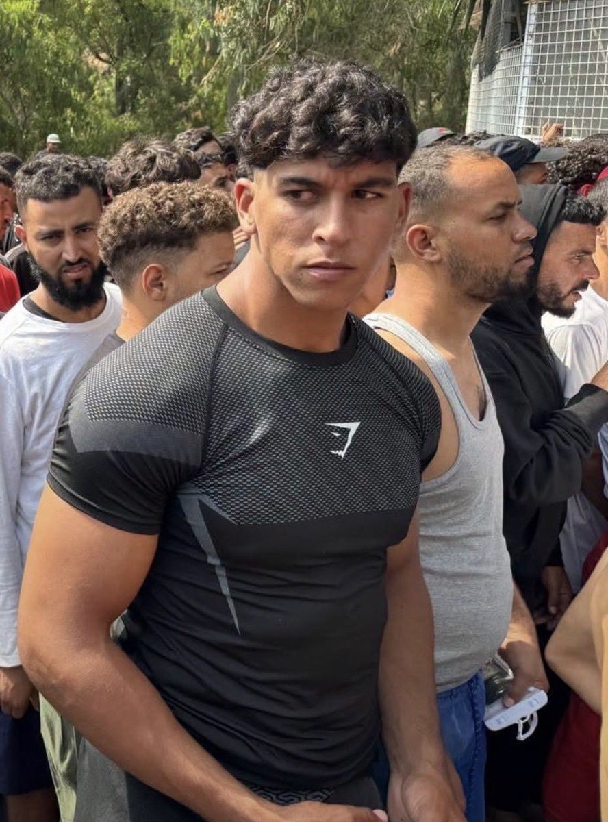 juliusmasteroso's tweet photo. La nueva moda de las mujeres modernas: hacer famoso a un moro con cara de delincuente. Después pasa lo que pasa. Ahora vive mejor que cualquier español. https://t.co/rF2eBzG4Dz