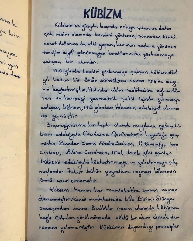 tasvirsanatlari's tweet photo. 1969 yılına ait bir dönem ödevi…

Eskişehir Çifteler Köy Enstitüsü Kütüphanesi’nde karşıma çıkan bu çalışma, dönemin eğitim anlayışını gözler önüne seren kıymetli bir belge niteliğinde. Öğrenciler ödevi tamamen el yazısıyla hazırlamış; öğretmen ise çalışmayı inceleyip imzasını atarak onaylamış. Dahası, metnin sonunda anlamı bilinmeyen kelimeler için bir sözlük de hazırlanmış.