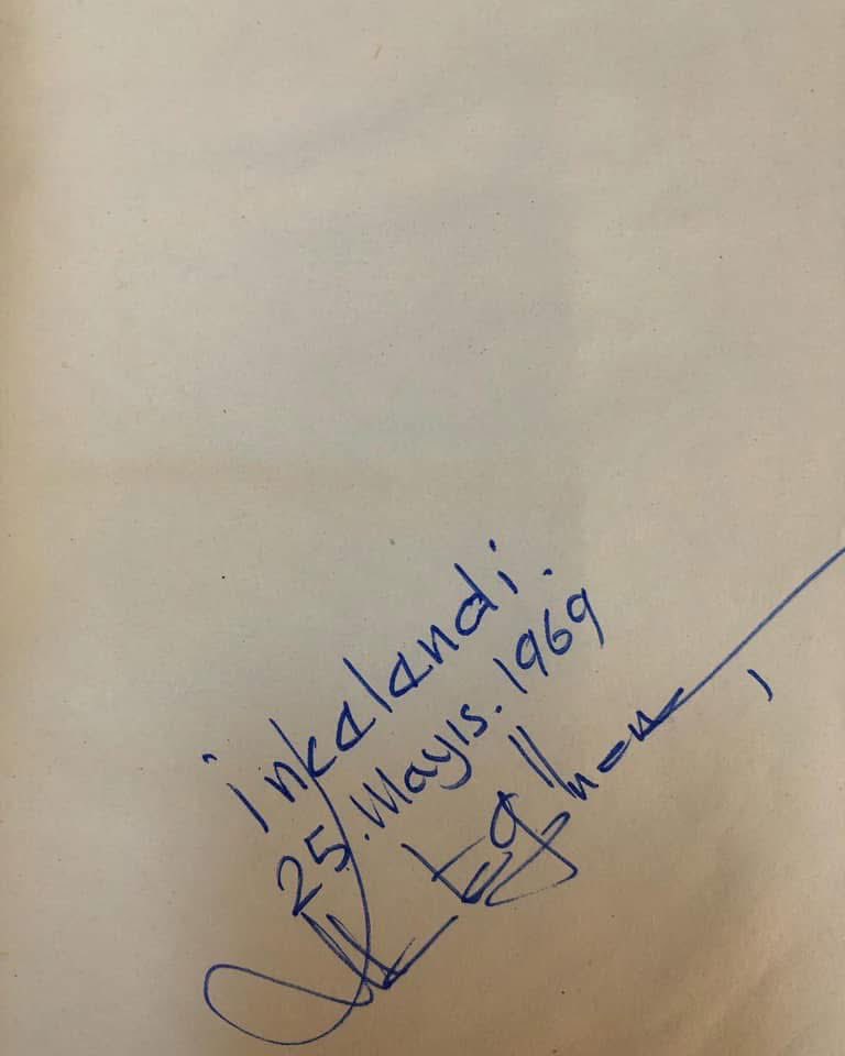 tasvirsanatlari's tweet photo. 1969 yılına ait bir dönem ödevi…

Eskişehir Çifteler Köy Enstitüsü Kütüphanesi’nde karşıma çıkan bu çalışma, dönemin eğitim anlayışını gözler önüne seren kıymetli bir belge niteliğinde. Öğrenciler ödevi tamamen el yazısıyla hazırlamış; öğretmen ise çalışmayı inceleyip imzasını atarak onaylamış. Dahası, metnin sonunda anlamı bilinmeyen kelimeler için bir sözlük de hazırlanmış.