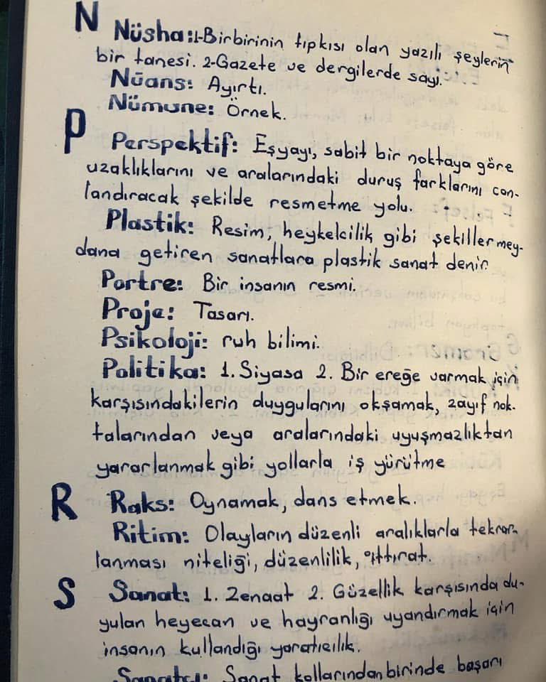 tasvirsanatlari's tweet photo. 1969 yılına ait bir dönem ödevi…

Eskişehir Çifteler Köy Enstitüsü Kütüphanesi’nde karşıma çıkan bu çalışma, dönemin eğitim anlayışını gözler önüne seren kıymetli bir belge niteliğinde. Öğrenciler ödevi tamamen el yazısıyla hazırlamış; öğretmen ise çalışmayı inceleyip imzasını atarak onaylamış. Dahası, metnin sonunda anlamı bilinmeyen kelimeler için bir sözlük de hazırlanmış.