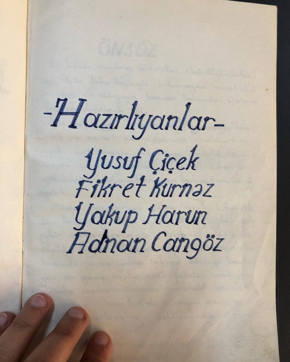 tasvirsanatlari's tweet photo. 1969 yılına ait bir dönem ödevi…

Eskişehir Çifteler Köy Enstitüsü Kütüphanesi’nde karşıma çıkan bu çalışma, dönemin eğitim anlayışını gözler önüne seren kıymetli bir belge niteliğinde. Öğrenciler ödevi tamamen el yazısıyla hazırlamış; öğretmen ise çalışmayı inceleyip imzasını atarak onaylamış. Dahası, metnin sonunda anlamı bilinmeyen kelimeler için bir sözlük de hazırlanmış.