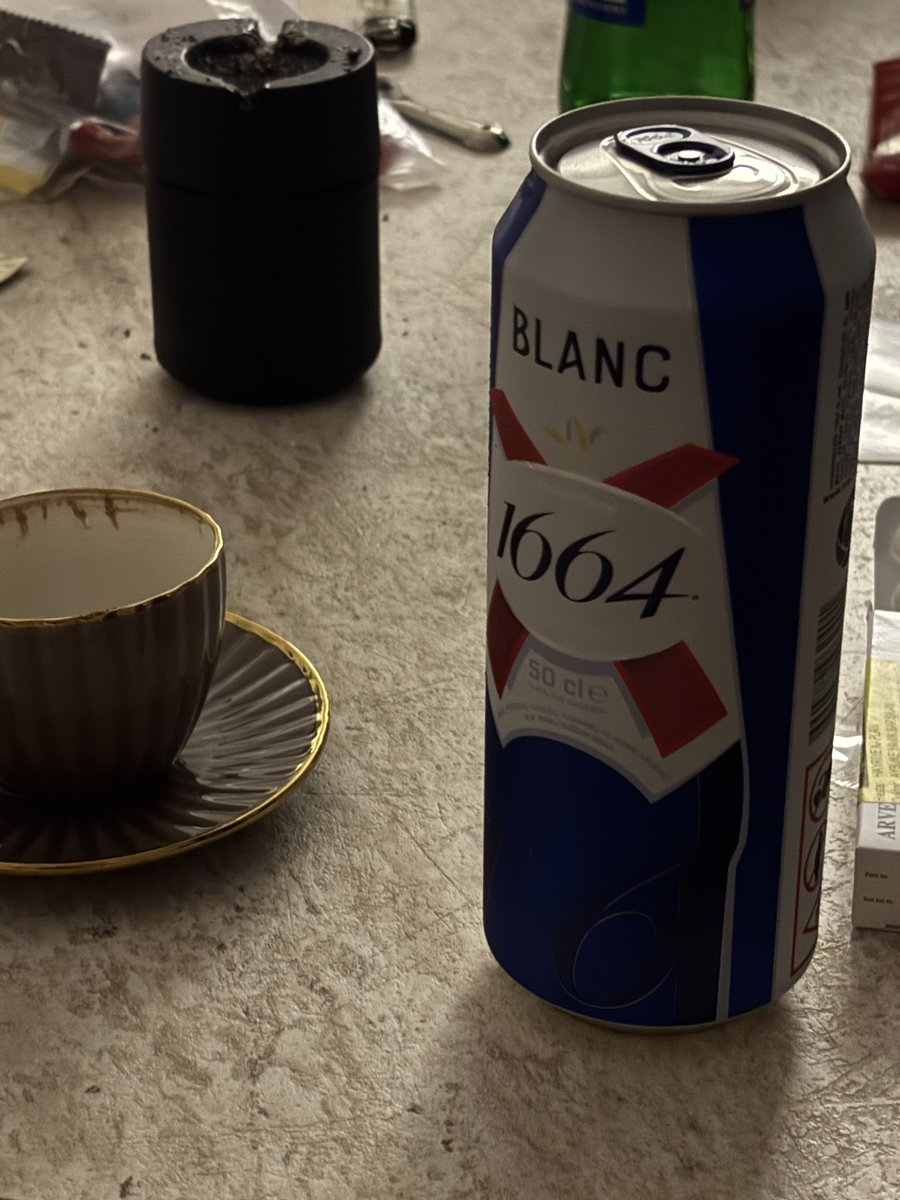 hayriyekaplnn's tweet photo. şu an bi tane bira içmek istiyorum buz gibi asitli blanc https://t.co/m63Rmeol5V