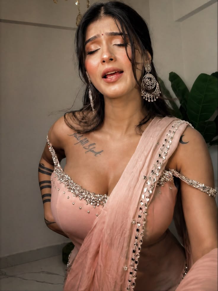FantasyCaption_'s tweet photo. Padosan Bhabhiya Jawan ladko ko aapna hasin badan dikha kr bigad deti hai 🥵
#bhabhi #viralvídeo #Adult #nonvegjoke https://t.co/mf29KJukQE