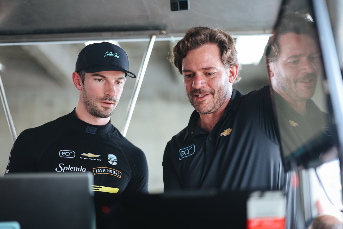 Formula360es's tweet photo. 👀Declaraciones de Alexander Rossi sobre su primer día completo en el Dallara IR-28:

🗣️"He sido parte de lanzamientos de coches anteriormente, y puedo decir que ninguno había ido tan bien como este"

🗣️"Es como la mañana de Navidad"

🗣️"El hecho de que el coche sea completamente nuevo y que el único problema que haya aparecido sea tener que cambiar un solo sensor, es fenomenal, es un gran mensaje por parte de Dallara, IndyCar y todos los involucrados"

🗣️"El coche tiene un montón de cualidades increíbles de las cuales ni siquiera hemos arañado su superficie aún. Fue un increíble comienzo, y una diversión de pilotar"

🗣️"Me quedé flipando la primera vez que lo vi, las imágenes no le hacen justicia. La presencia que tiene en persona es alucinante"

Fuente: IndyCar website

#INDYCAR
