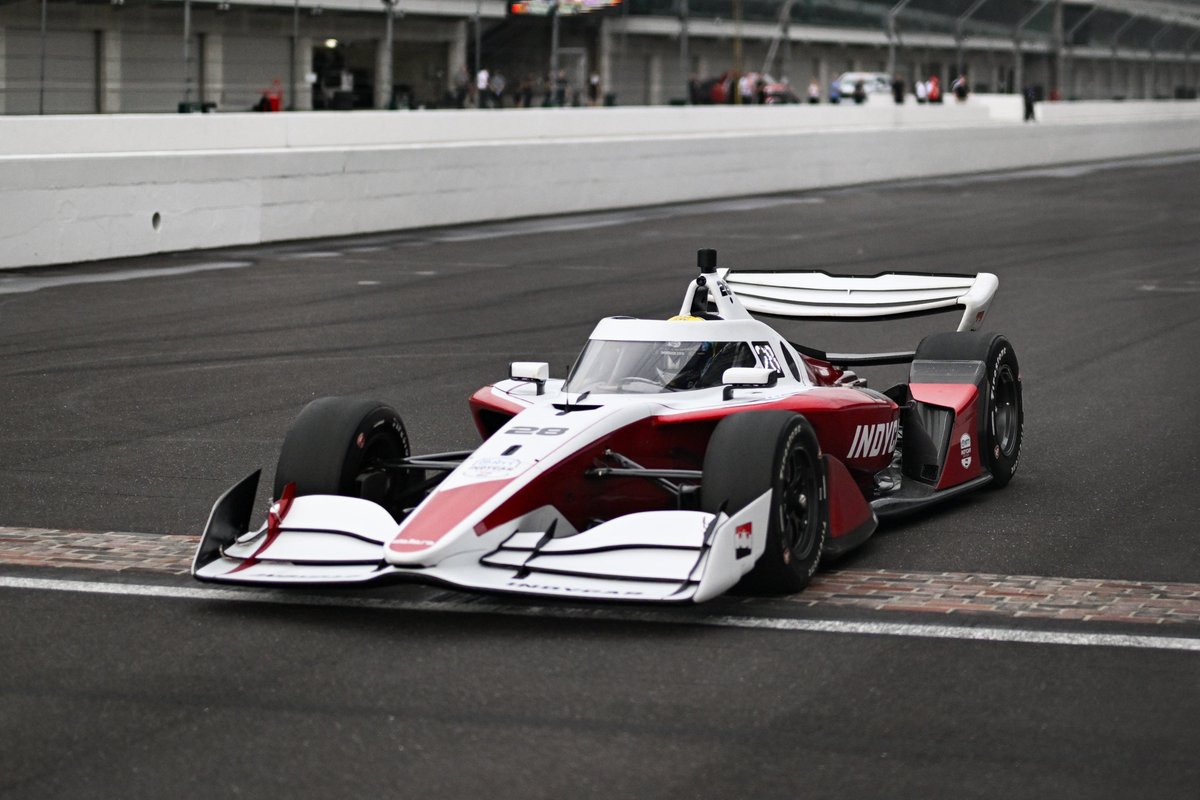 Formula360es's tweet photo. 👀Declaraciones de Alexander Rossi sobre su primer día completo en el Dallara IR-28:

🗣️"He sido parte de lanzamientos de coches anteriormente, y puedo decir que ninguno había ido tan bien como este"

🗣️"Es como la mañana de Navidad"

🗣️"El hecho de que el coche sea completamente nuevo y que el único problema que haya aparecido sea tener que cambiar un solo sensor, es fenomenal, es un gran mensaje por parte de Dallara, IndyCar y todos los involucrados"

🗣️"El coche tiene un montón de cualidades increíbles de las cuales ni siquiera hemos arañado su superficie aún. Fue un increíble comienzo, y una diversión de pilotar"

🗣️"Me quedé flipando la primera vez que lo vi, las imágenes no le hacen justicia. La presencia que tiene en persona es alucinante"

Fuente: IndyCar website

#INDYCAR