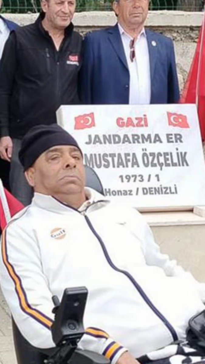 m__katfar's tweet photo. Bir Gazimiz hakkını aramak için Ankara'da eylemde hayatını kaybetti.
Bunun bir örneğini dünyanın hiçbir ülkesinde göremezsiniz. Türkye'de de göremezdiniz aslında. Sadece, terörist köpeklere af çıkartmak için komisyon kuran akp ve mhp tarafından yönetilen bir ülkede görebilirsiniz https://t.co/ZP3x1D2G76