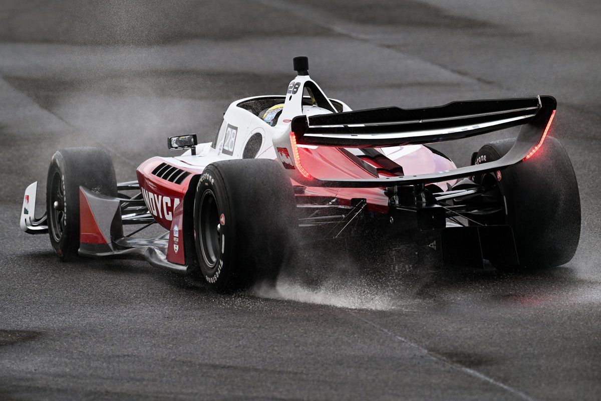 Formula360es's tweet photo. 👀Declaraciones de Alexander Rossi sobre su primer día completo en el Dallara IR-28:

🗣️"He sido parte de lanzamientos de coches anteriormente, y puedo decir que ninguno había ido tan bien como este"

🗣️"Es como la mañana de Navidad"

🗣️"El hecho de que el coche sea completamente nuevo y que el único problema que haya aparecido sea tener que cambiar un solo sensor, es fenomenal, es un gran mensaje por parte de Dallara, IndyCar y todos los involucrados"

🗣️"El coche tiene un montón de cualidades increíbles de las cuales ni siquiera hemos arañado su superficie aún. Fue un increíble comienzo, y una diversión de pilotar"

🗣️"Me quedé flipando la primera vez que lo vi, las imágenes no le hacen justicia. La presencia que tiene en persona es alucinante"

Fuente: IndyCar website

#INDYCAR