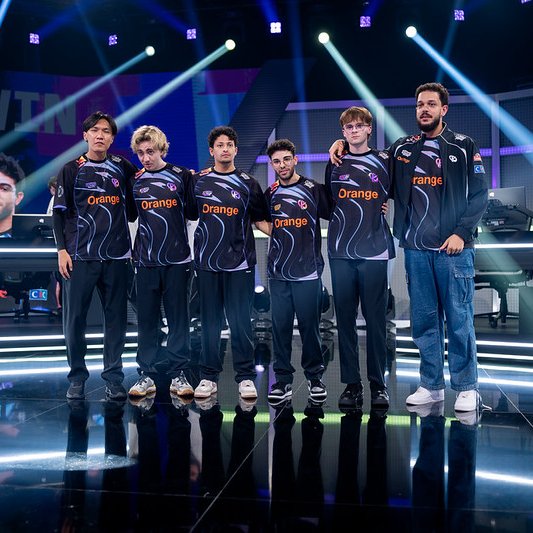 KarmineUpdates's tweet photo. Victoire très importante face à Team Liquid qui nous assure le seed 1 de notre groupe et donc seulement 2 BO3 nous séparent d'une qualification aux Champions #KCORP #KCWIN https://t.co/mg7km3E6ca