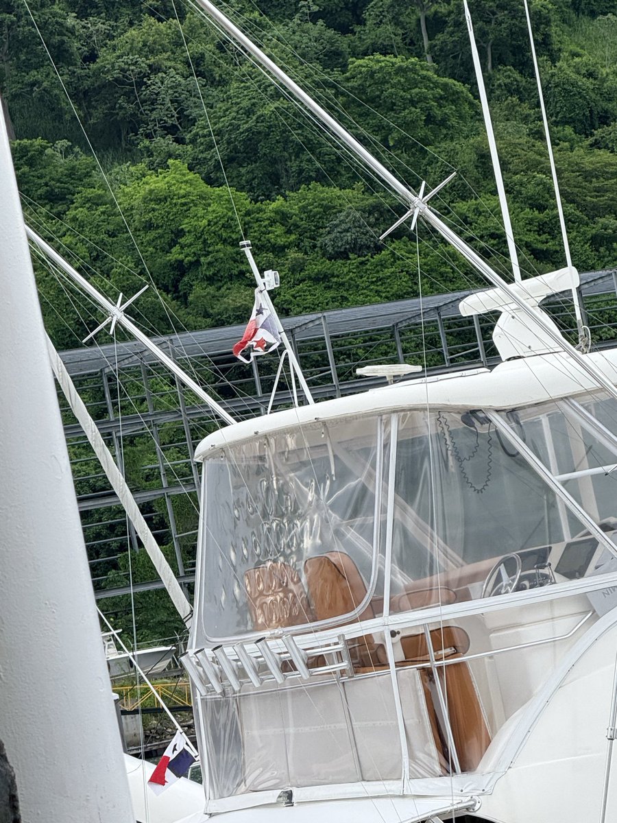 maruca0110's tweet photo. @FlamencoMarina Falta de respeto que dejen a los yates tener banderas panameñas en ese estado! La Bandera es un  símbolo patrio y de respeta! @AMP_Panama https://t.co/4uxUyHGIAu