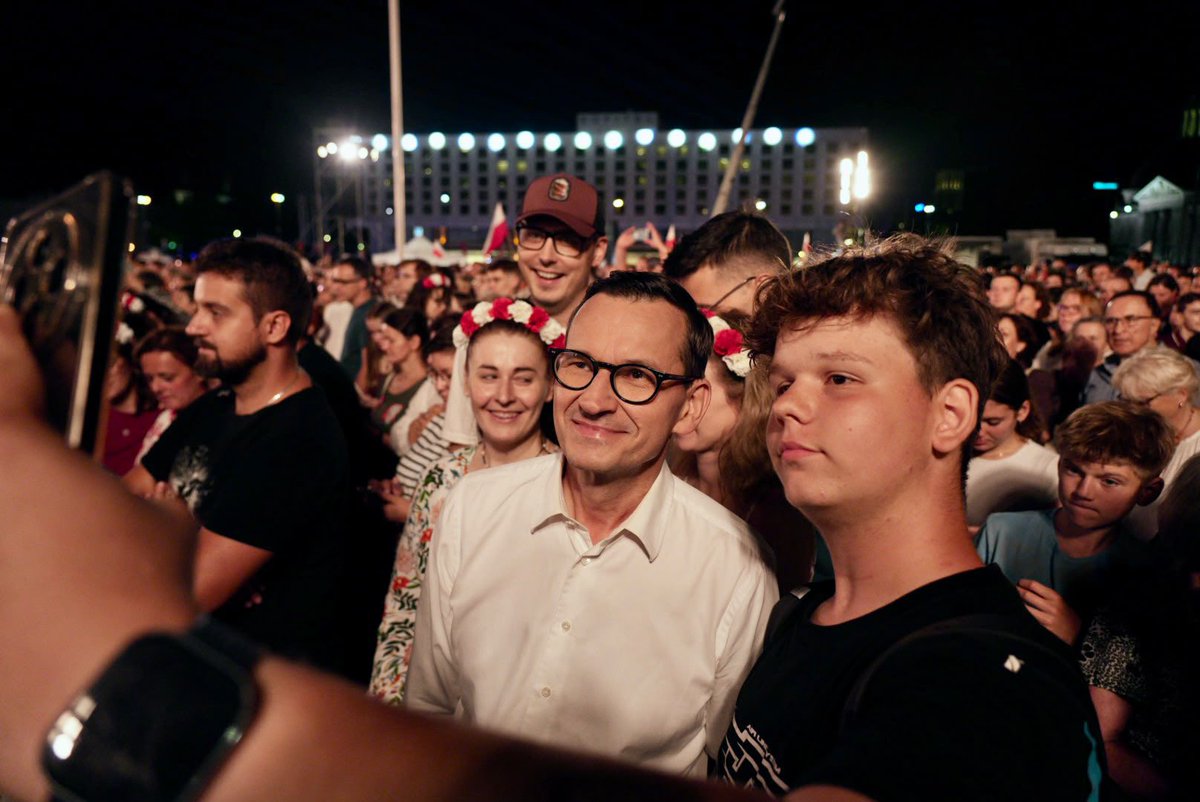 PopieramyPMM's tweet photo. Premier Morawiecki na koncercie "Warszawiacy śpiewają (nie)zakazane piosenki" ♥️🇵🇱 https://t.co/iijWWRncVr