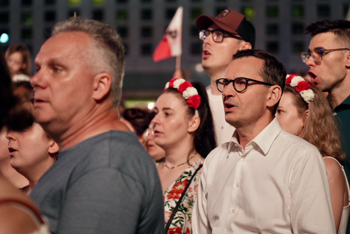 PopieramyPMM's tweet photo. Premier Morawiecki na koncercie "Warszawiacy śpiewają (nie)zakazane piosenki" ♥️🇵🇱 https://t.co/iijWWRncVr