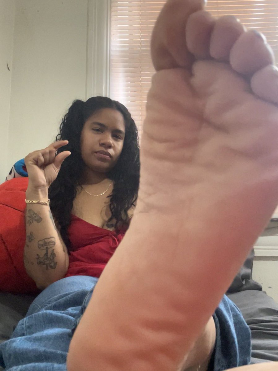 MyBareFeetDiary's tweet photo. Your micro dick don’t deserve my soles 🤏🏽 https://t.co/OItULwckp4