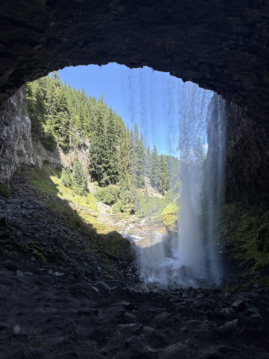 Pellienn's tweet photo. Pulling the chase behind a water fall #nosleeves #fk https://t.co/ob91uylGL0